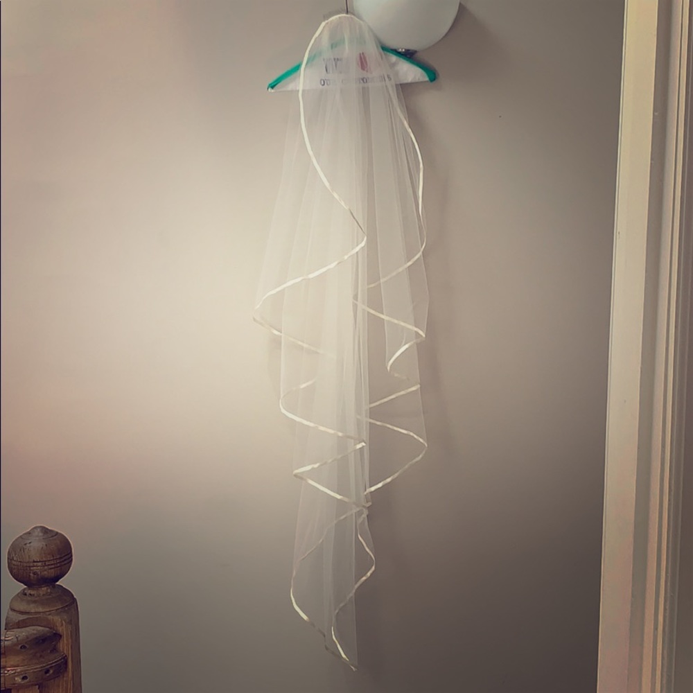 Beautiful 60-inch silk-lined bridal wedding veil